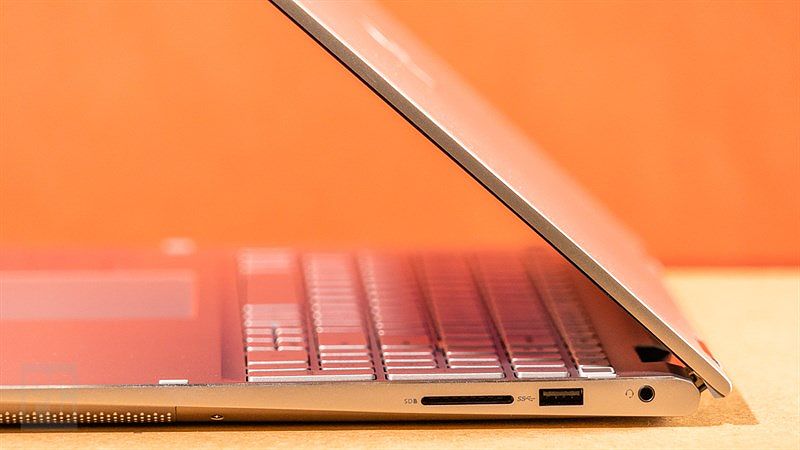 Trải Nghiệm Dell Inspiron 7000: Laptop 2 Trong 1 Đa Năng Và Thông Minh