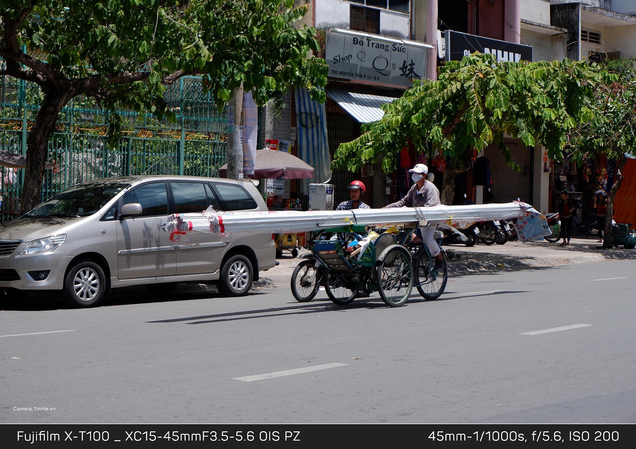 Màn hình xoay lật 3 chiều của X-T100